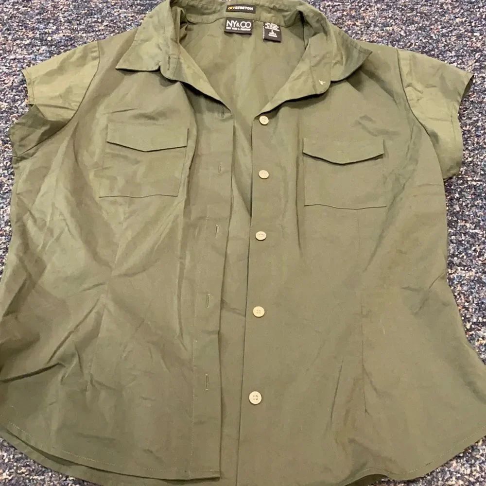 New York & Company Green Button up top sz. L